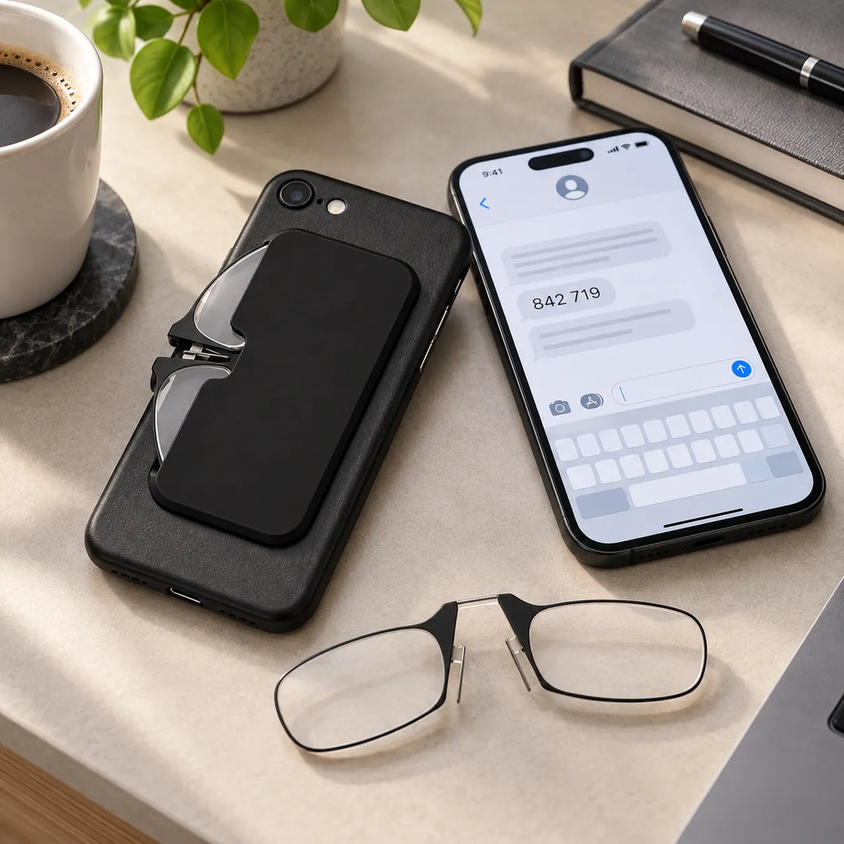 Lesebrille beim Lesen am Smartphone